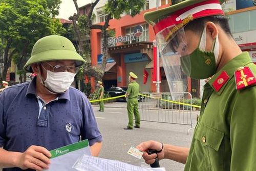 Nghỉ lễ 2/9, một số người bất đắc dĩ ra đường, Công an Hà Nội căng mình soát chặt