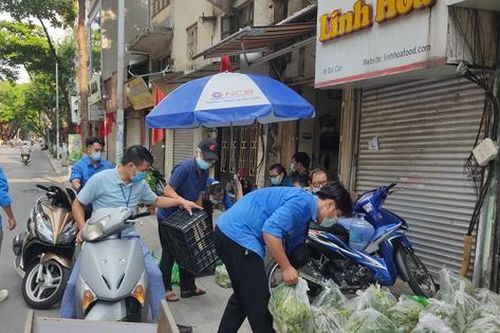 Đội 'đi chợ giúp dân' tất bật chuyển hàng tới khu vực phong tỏa ở Hà Nội