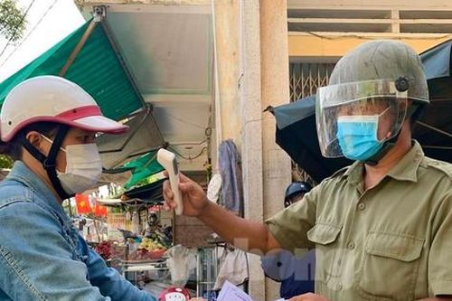 Người dân TP Quảng Ngãi ngày đầu tiên đi chợ bằng 'tem phiếu'