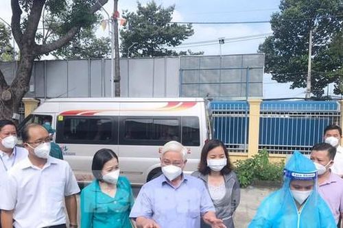 Bí thư Tỉnh ủy Bình Dương kiểm tra ngày đầu tiêm vắc xin của Sinopharm