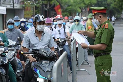 Hà Nội kiểm tra chặt giấy đi đường kèm theo lịch trực