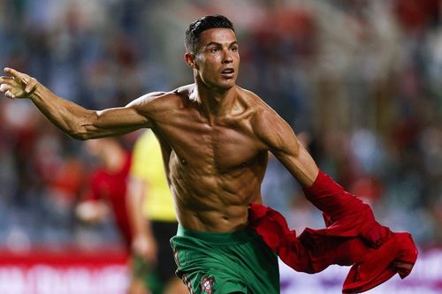 Ronaldo bay đến MU sớm 5 ngày nhờ… cởi áo ăn mừng lãnh thẻ vàng!
