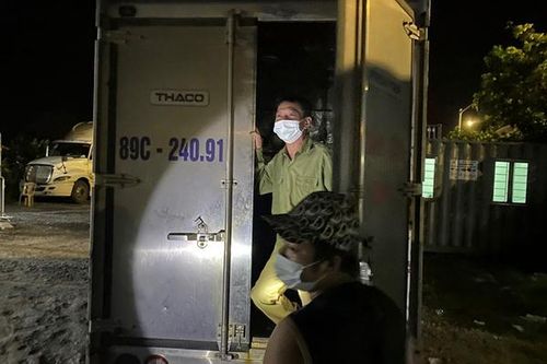 Tài xế giấu bố trong xe chở hải sản, trốn trạm kiểm soát vào Hải Phòng