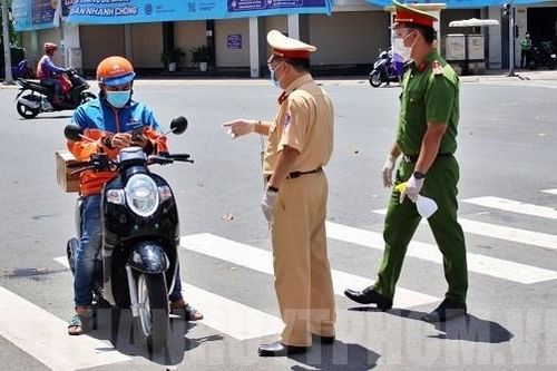 Shipper hoạt động trở lại ở TP.HCM, đơn hàng tăng nhiều so với đi chợ hộ