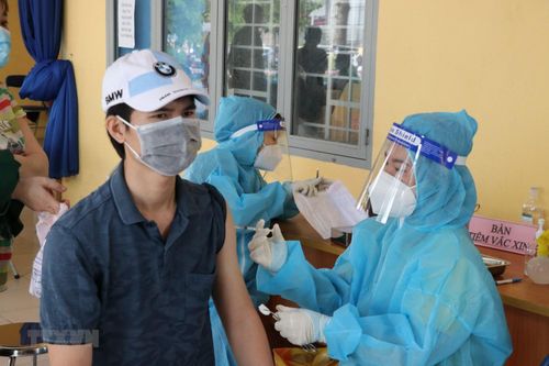 Hình ảnh tiêm vaccine Vero Cell cho người dân ở Bình Dương