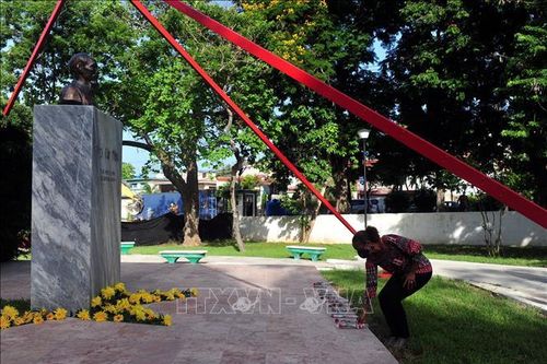 Dâng hoa tại Tượng đài Chủ tịch Hồ Chí Minh tại La Habana