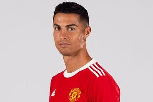 Neville: 'MU không nên để Ronaldo làm đội trưởng'