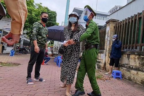 Khi bị phát hiện giấy đi đường không hợp lệ, cô gái năn nỉ cán bộ rồi bất ngờ 'cướp' lại giấy