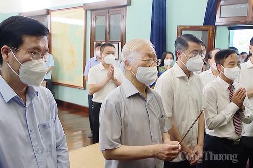 Tổng Bí thư Nguyễn Phú Trọng dâng hương tưởng niệm Chủ tịch Hồ Chí Minh