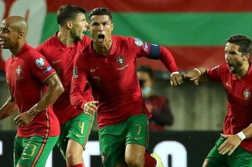Cú đúp đưa Ronaldo đi vào lịch sử