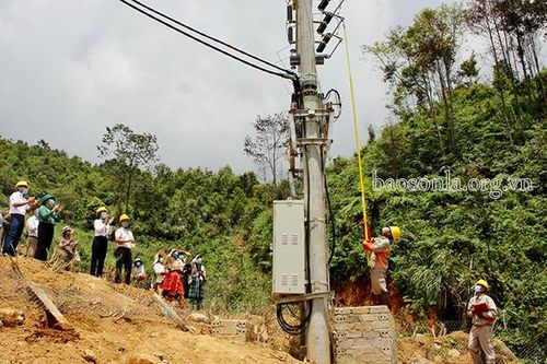 Thêm 180 hộ dân xã Háng Đồng có điện lưới quốc gia