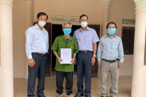 Chính trị - Xã hội Xây dựng Đảng A Lưới: Trao tặng Huy hiệu Đảng tại nhà cho đảng viên