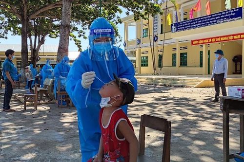 Sinh viên y khoa, bác sĩ về hưu xung phong vào 'vùng đỏ' chống dịch