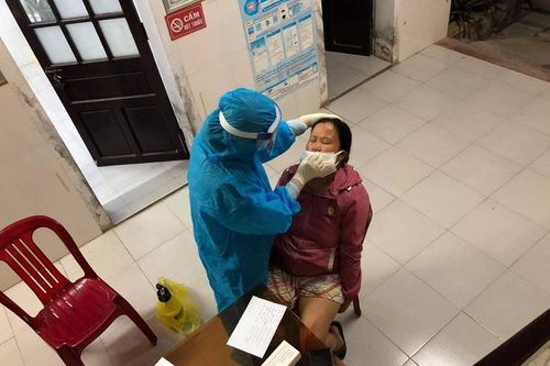 Huế khẩn cấp test nhanh COVID-19 với 100% tiểu thương: Kết quả ra sao?