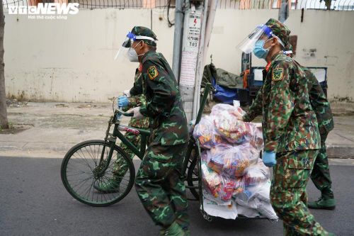 Bộ đội đẩy xe thồ đến từng con hẻm, phát quà cho người dân TP.HCM