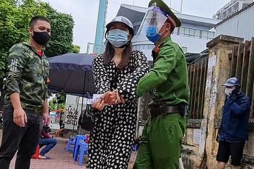 Cô gái giật giấy đi đường của tổ cơ động khi bị kiểm tra ở Hà Nội
