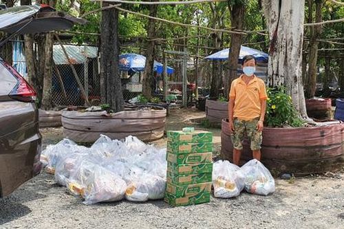 Gà, sữa… 'đến' các xóm lao động nghèo ở tâm dịch TP.HCM trong ngày đầu nghỉ lễ