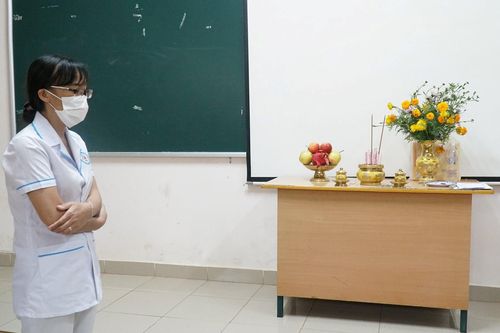 Nữ điều dưỡng lập bàn thờ vọng cha trong khu cách ly