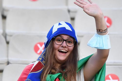 CĐV đốt nóng khán đài ở vòng loại World Cup 2022