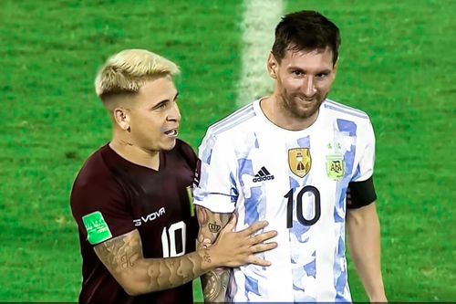 Đối thủ ôm Messi sau khi ghi bàn