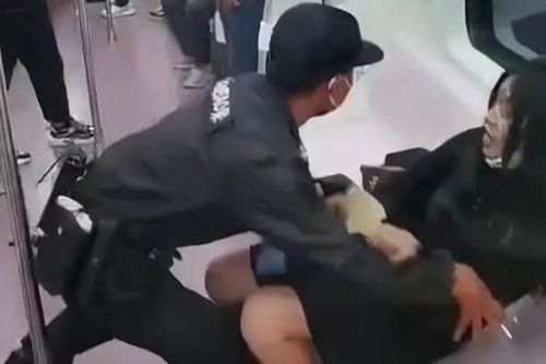 Lôi rách váy áo hành khách nữ, bảo vệ Trung Quốc bị điều tra