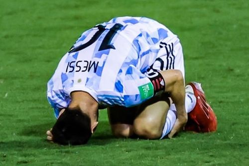 Trọng tài xóa thẻ vàng, phạt thẻ đỏ cầu thủ chơi xấu Messi