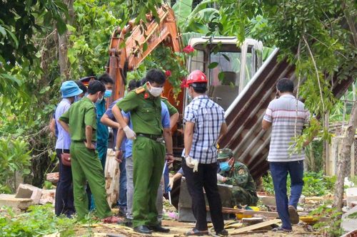 Cảnh sát phát hiện nhiều kíp nổ ở ngôi nhà sập khiến 2 vợ chồng chết