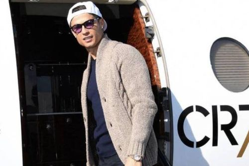 Ronaldo cùng bạn gái trở lại Manchester bằng máy bay riêng