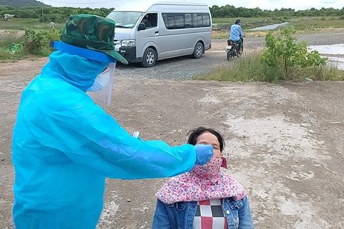 Cán bộ quân y hỗ trợ Kiên Giang chống dịch Covid-19