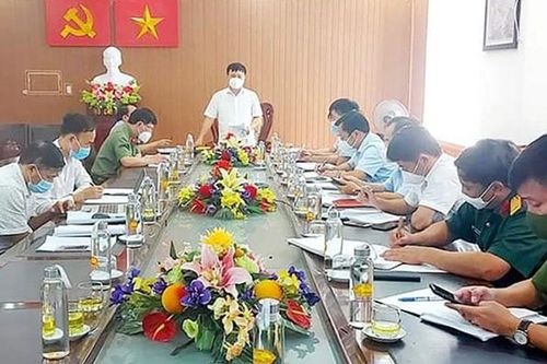 Yêu cầu tạm đình chỉ Bí thư Đảng ủy, Chủ tịch UBND xã do lơ là chống dịch