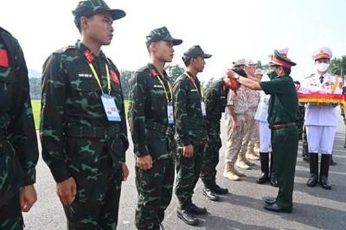 Trao huy chương tặng các cá nhân, tập thể đạt thành tích xuất sắc tại cuộc thi 'Xạ thủ bắn tỉa' và 'Vùng tai nạn'