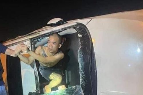 Hà Nội: Nam thanh niên có biểu hiện ngáo đá điều khiển ô tô kéo lê xe máy trên đường