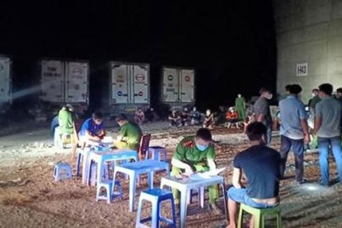 Hà Nội: Xử phạt gần 60 triệu đồng nhóm người họp chợ dưới gầm cầu Thanh Trì