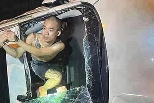 Tài xế đâm văng barie, phóng qua chốt kiểm dịch dương tính với ma túy