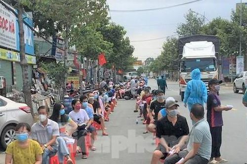 Người dân Bình Dương tiếp tục xếp hàng dài chờ tiêm vắc xin của Sinopharm