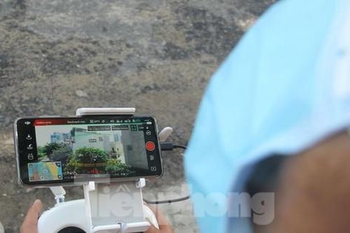 Vừa bước ra đường, flycam nhắc ra rả trên đầu 'hãy quay về nhà'
