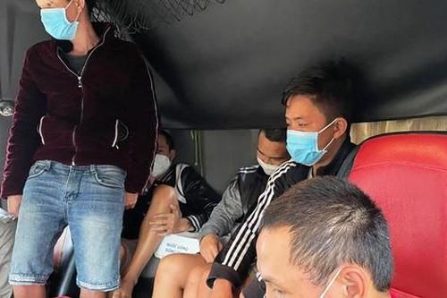 7 tài xế 'xào ke' trong cabin xe tải ở nơi lưu trú phòng dịch