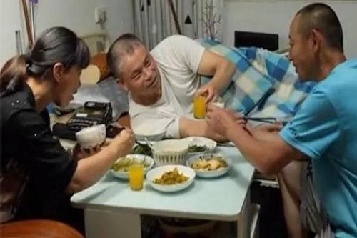 Đưa chồng cũ của vợ về sống cùng, tận tình chăm sóc suốt 16 năm
