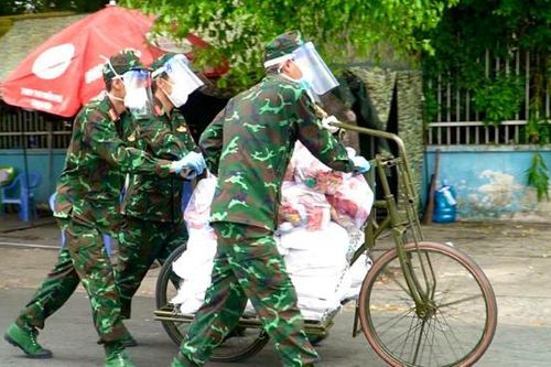 TP.HCM: Dân vui mừng đón bộ đội dùng xe đạp thồ chở gạo, nhu yếu phẩm