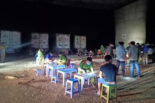 Hà Nội: Xử phạt hơn 60 triệu đồng nhóm người họp chợ dưới gầm cầu Thanh Trì
