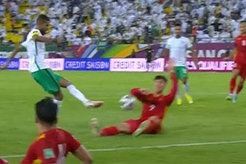 Trọng tài gây tranh cãi khi rút thẻ đỏ với Duy Mạnh và phạt penalty cho ĐT Việt Nam