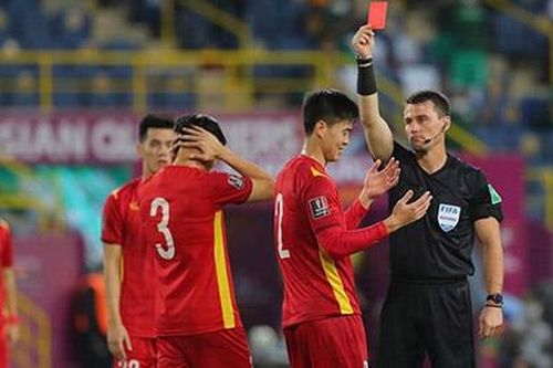 Ra sân bay, thầy Park vẫn họp đội giải quyết vụ VAR của Duy Mạnh