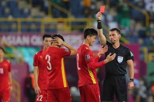 Trọng tài đúng hay sai khi đuổi Duy Mạnh, thổi phạt đền tuyển Việt Nam?