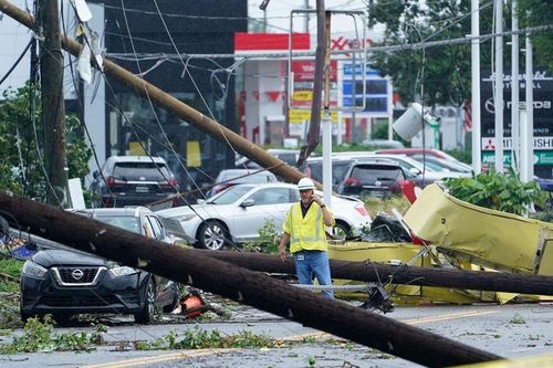 Hình ảnh nước ngập ngang người, cây cối đổ rạp ở Mỹ do bão Ida