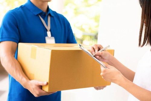 Cô gái ăn mặc 'mát mẻ' gây phản cảm ra nhận hàng khiến anh shipper ái ngại