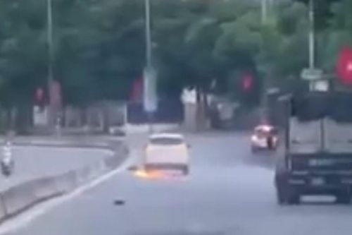 Hà Nội: Ô tô va chạm kéo lê xe máy bỏ chạy tóe lửa trên đường, người dân truy đuổi như 'phim hành động'