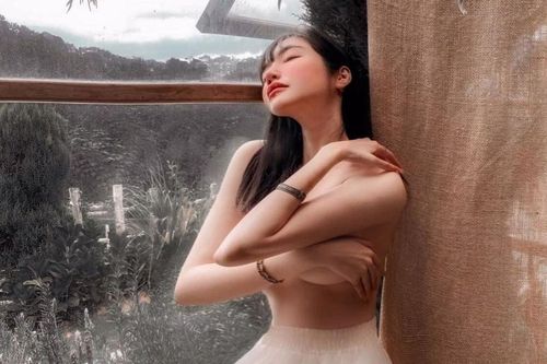 Elly Trần đăng ảnh bán nuy khoe đôi gò bồng đảo, netizen nghi ngờ 'hàng pha-ke'