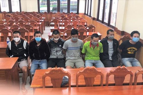 Di Linh: Bắt quả tang 7 lái xe tải tụ tập sử dụng ma túy trong khu lưu trú