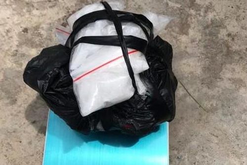 Bắt đối tượng mang nửa kg ma túy đi bán, khám xét thu súng, còng số 8