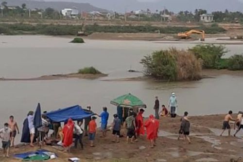 Đau xót 3 người tử vong trong lúc đi cào hến dưới sông